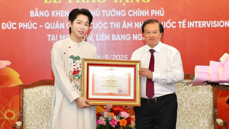Đức Phúc - quán quân Intervision 2025 nhận Bằng khen của Thủ tướng Chính phủ