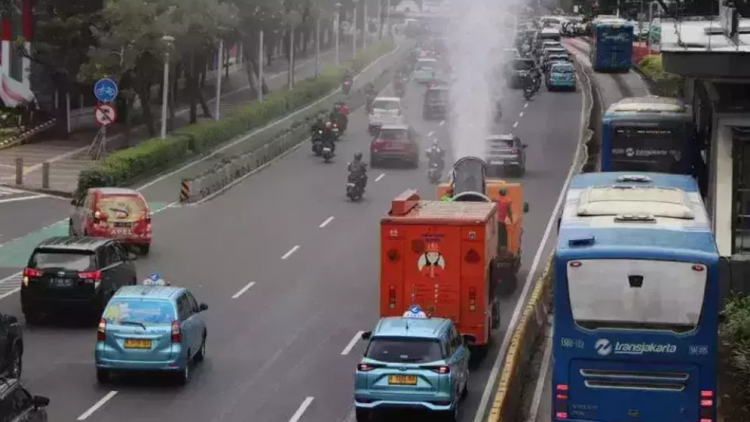 Indonesia phun 4.000 lít sương nước ở Jakarta để giảm ô nhiễm không khí