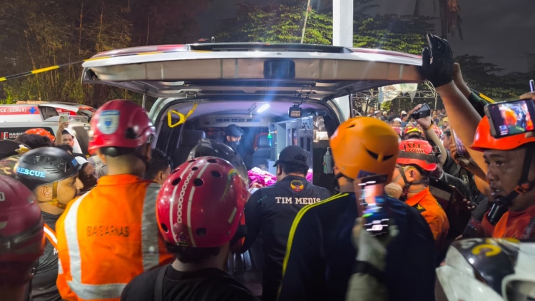 Sập trường học ở Indonesia: Lực lượng cứu hộ chạy đua tìm kiếm 38 nạn nhân