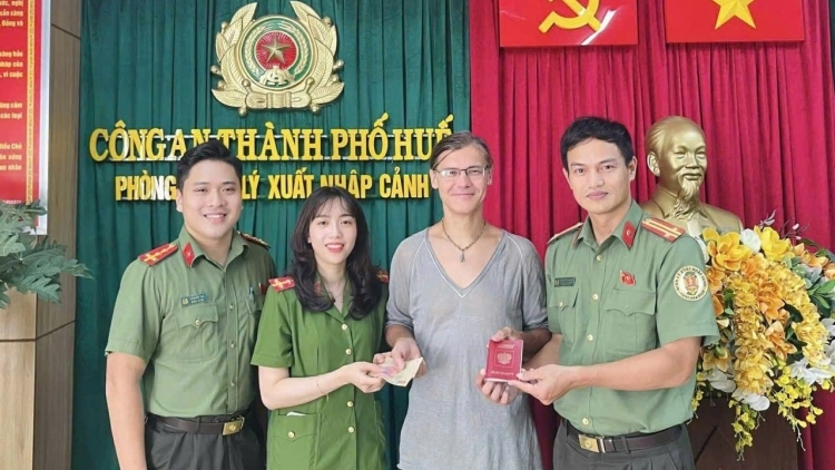 Huế: Trao trả tài sản cho du khách Nga trước giờ xuất cảnh