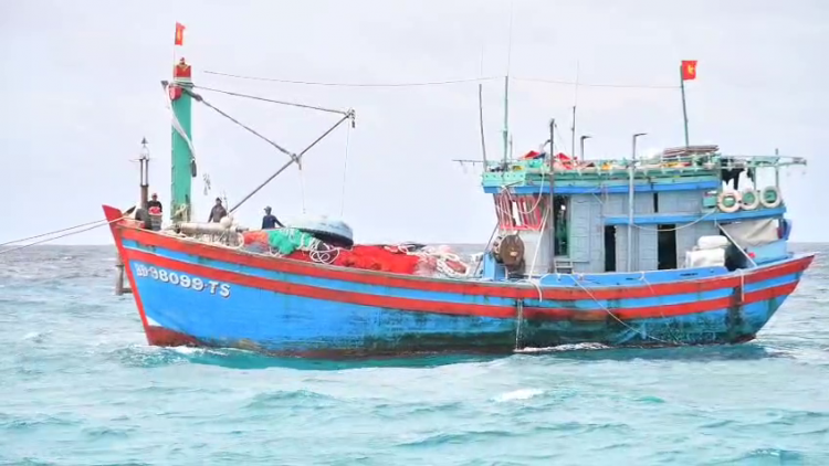 Đảo Sơn Ca hỗ trợ tàu cá ngư dân Gia Lai gặp sự cố trên biển
