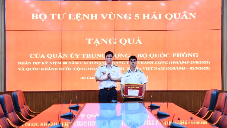 Trao quà của Quân ủy Trung ương, Bộ Quốc phòng cho các quân nhân Vùng 5 Hải quân