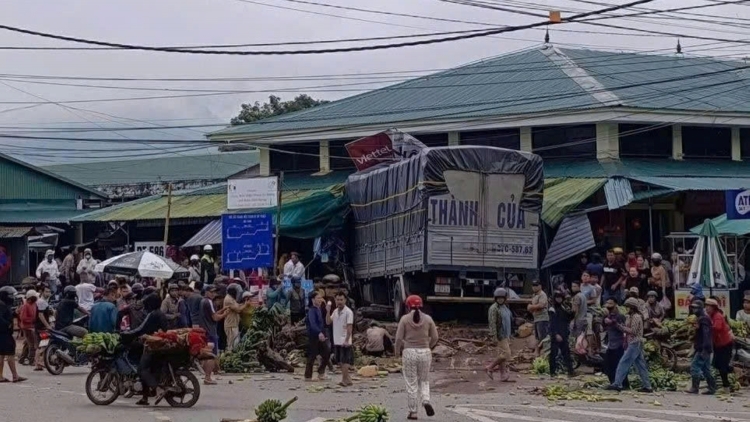 Vụ xe tải lao vào chợ: Tập trung khắc phục hậu quả vụ tai nạn nghiêm trọng