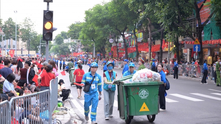 Hà Nội đẹp hơn từ hành động “ Cho tôi xin rác”