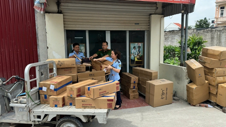 Quản lý thị trường Hà Nội phát hiện thu giữ hàng nghìn bánh Trung thu và đồ chơi nhập lậu