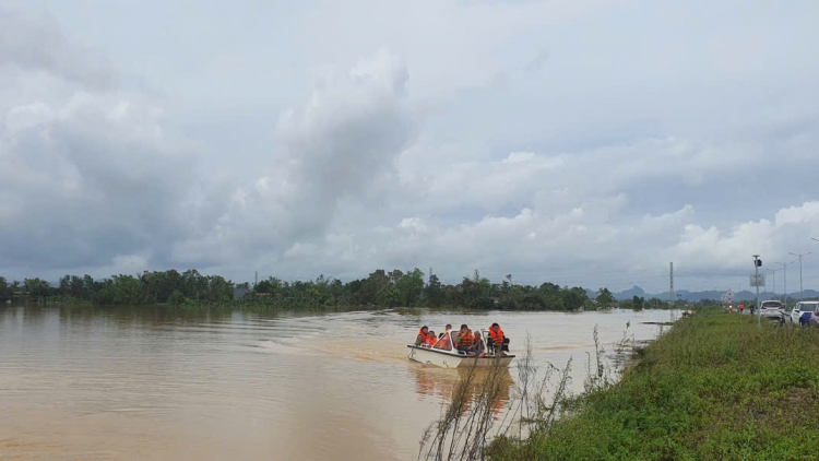 Thanh Hóa, biển nước nhấn chìm những ngôi làng thuần nông