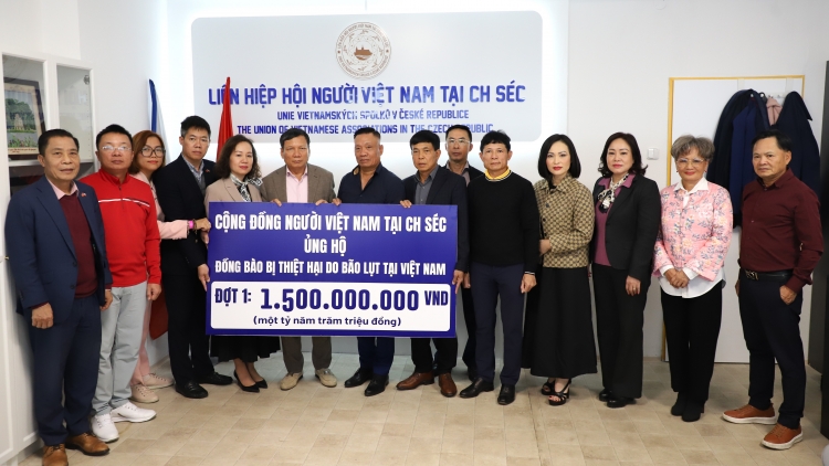 Kiều bào Séc quyên góp 1,5 tỷ đồng ủng hộ cho đồng bào bị ảnh hưởng bởi bão lụt
