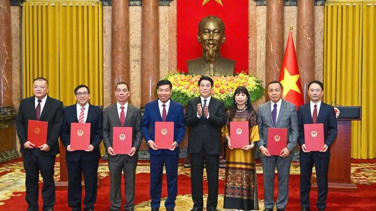 Thời sự 12h 10/10/2025: Chủ tịch nước Lương Cường trao quyết định phong hàm Đại sứ 