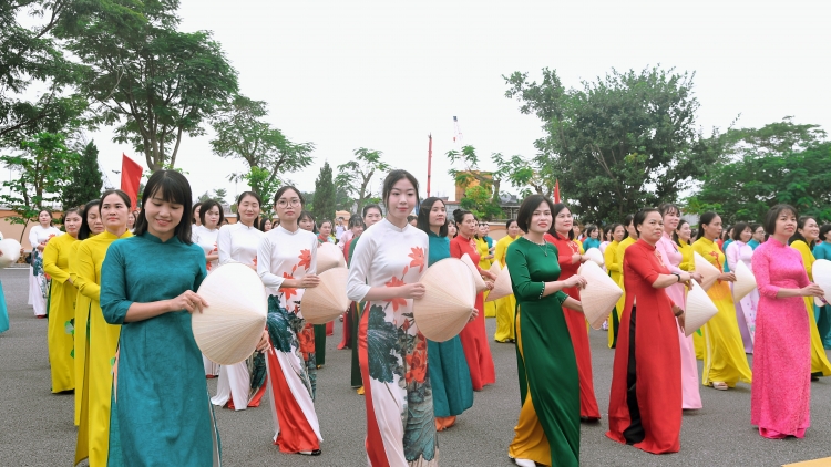 450 cán bộ, hội viên phụ nữ Hải quân đồng diễn áo dài “Sắc màu của biển”