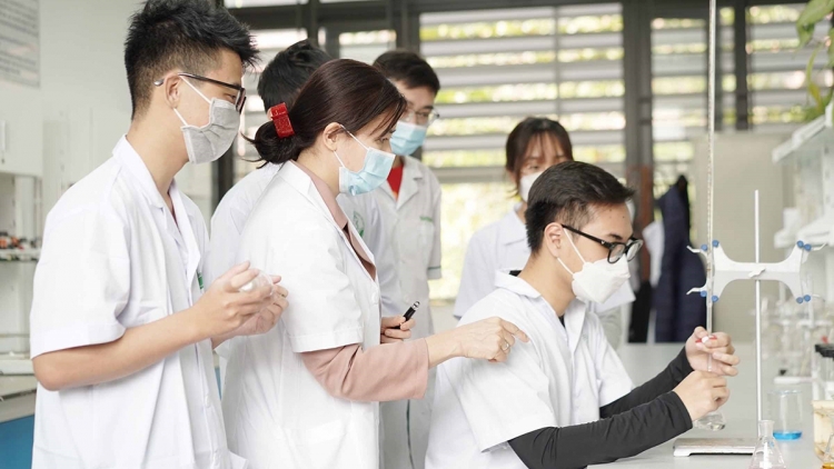 Cơ chế nào để thu hút và giữ chân được người giỏi, giúp nhà khoa học yên tâm cống hiến