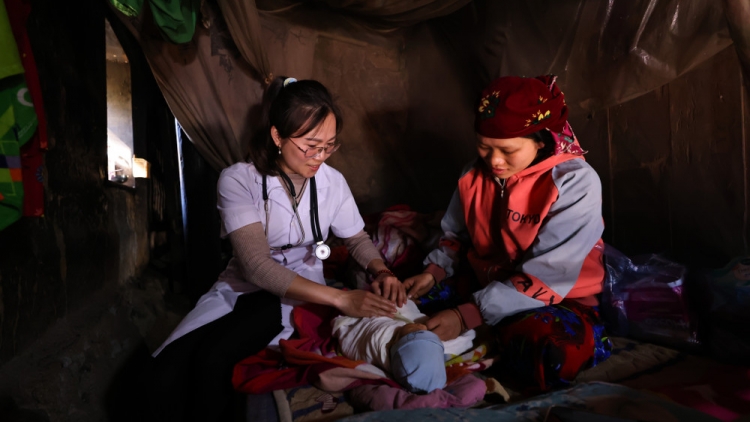 Những “chiến sĩ áo trắng” thầm lặng trong vận động tiêm chủng ở vùng cao