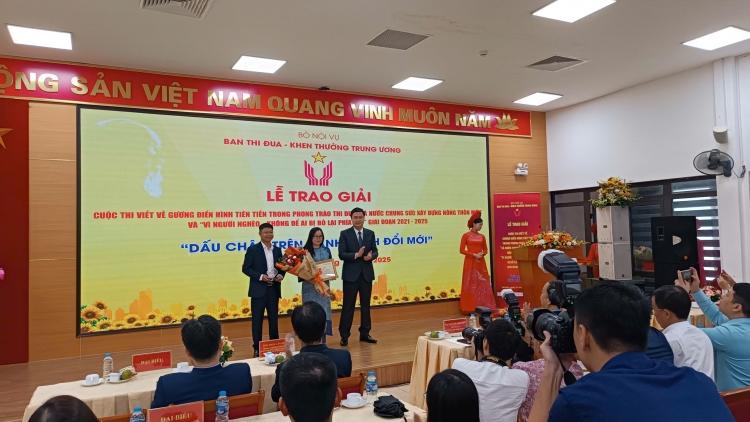 Trao giải Cuộc thi viết về các điển hình tiên tiến: Dấu chân trên hành trình đổi mới