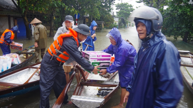 Vùng Cảnh sát biển 2 kịp thời hỗ trợ nhân dân miền Trung vượt qua mưa lũ