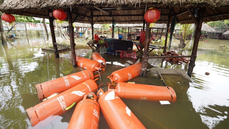 Người dân rốn ngập Bình Quới (TP.HCM) vẫn còn khổ với con nước