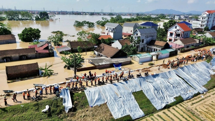 Xã Hợp Thịnh (Bắc Ninh) nước lũ rút, người dân tích cực dọn dẹp vệ sinh, bảo vệ đê xung yếu