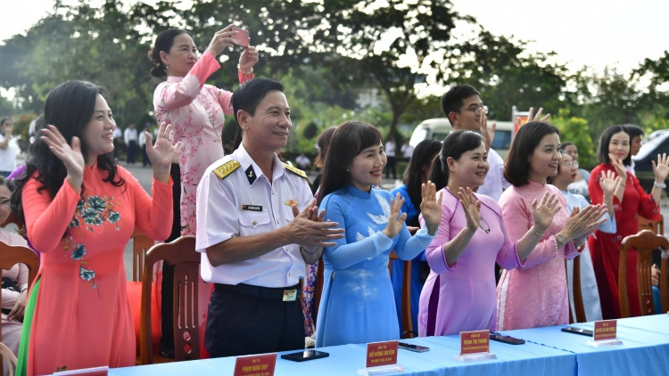 Sắc áo dài rực rỡ tại ngày hội gặp mặt, giao lưu của Vùng 2 Hải quân