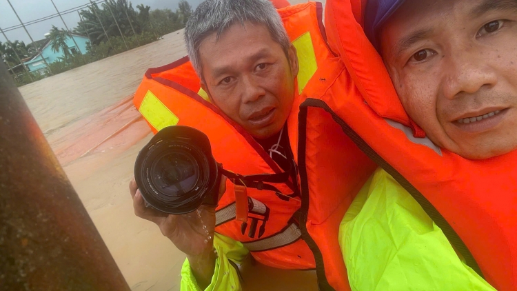 Hai phóng viên và lực lượng chức năng thoát nạn khi xuồng bị lật giữa dòng lũ