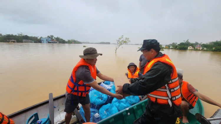 Bộ đội Quân khu 5: Hành quân xuyên đêm cứu người giữa dòng lũ dữ