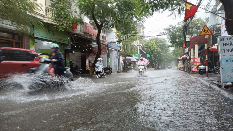 Mưa lớn kết hợp triều cường, nhiều tuyến phố trung tâm Hải Phòng ngập sâu