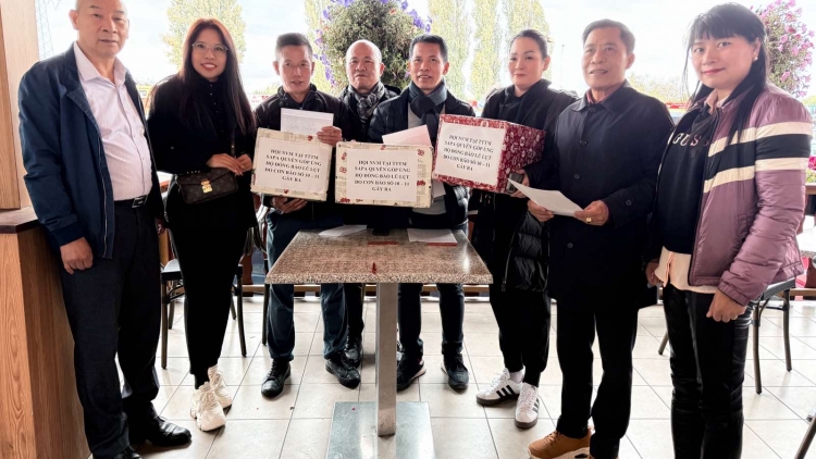 Hội Người Việt Nam tại TTTM Sapa ủng hộ đồng bào bị ảnh hưởng lũ lụt