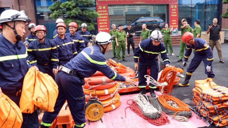Lực lượng công an xuất quân thực hiện nhiệm vụ cứu nạn, cứu hộ tại Tuyên Quang (01/10)
