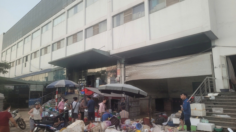  Hàng trăm tiểu thương chợ Thái “trắng tay” vì lũ