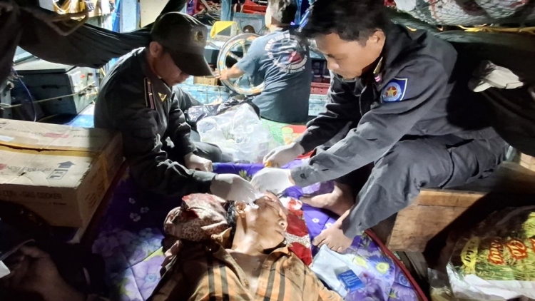 Tàu KN 219 ứng cứu khẩn cấp ngư dân gặp nạn trên biển