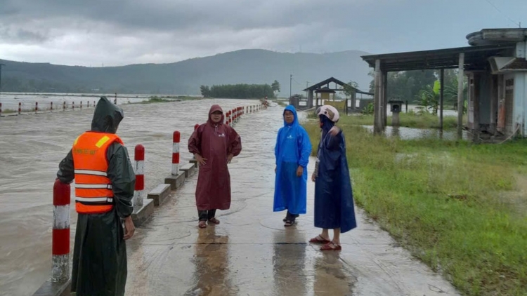 Huế: Mưa lớn, hơn 3.700 học sinh xã Phú Lộc phải nghỉ học