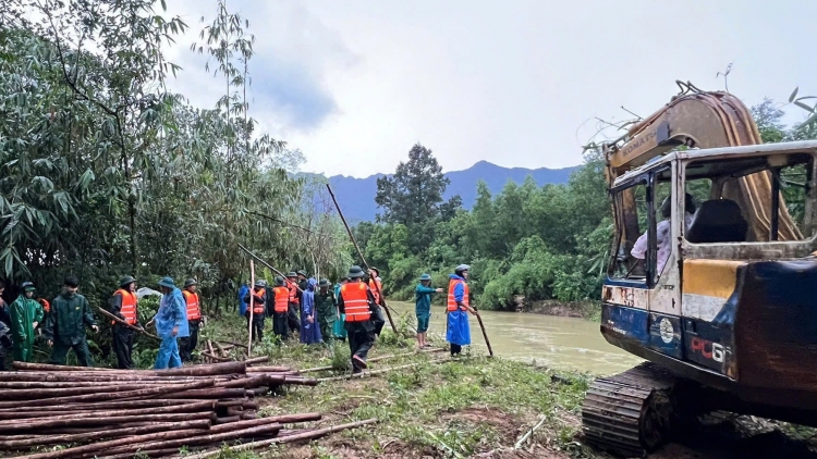 Khẩn trương gia cố sạt lở bờ sông Bù Lu trước nguy cơ mưa lũ lớn