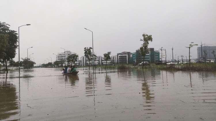 Huế: Nước lũ bủa vây, nhiều khu vực bị chia cắt