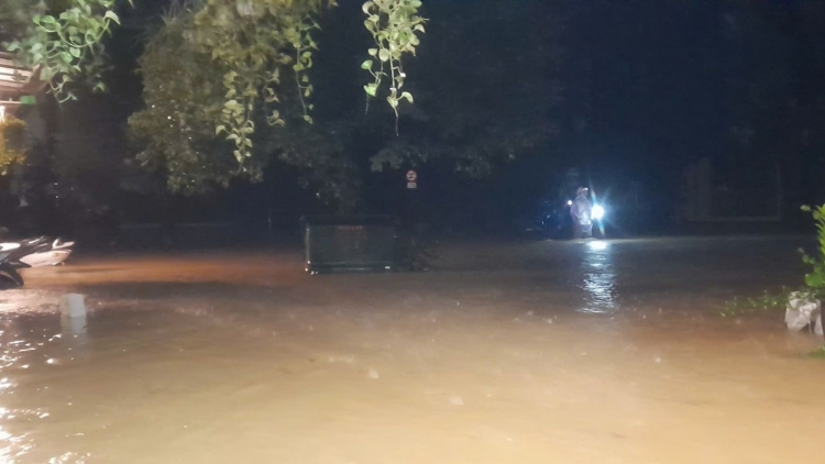 TP Huế: Nước lũ tiếp tục dâng cao trong đêm, nhiều khu vực ngập sâu và bị chia cắt