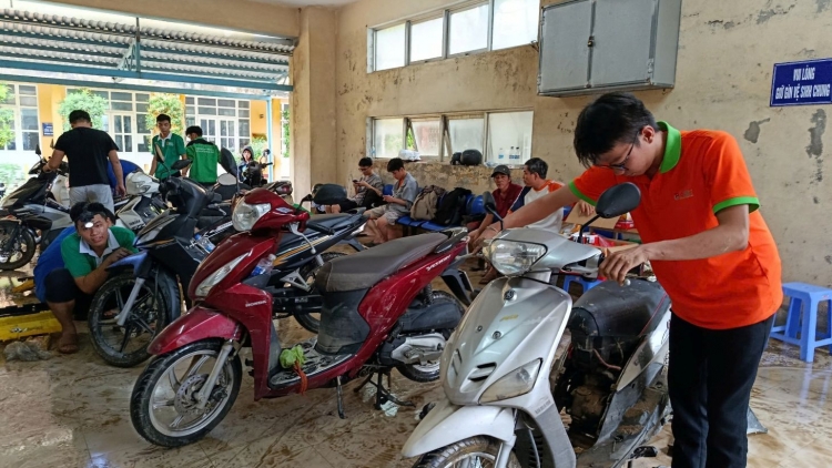 Tiếp sức người dân Huế sau mưa lũ