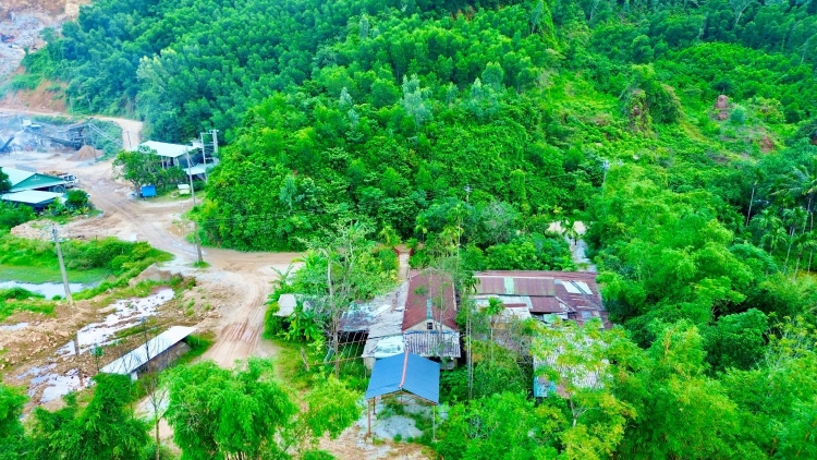 Ngôi làng “chạy sạt lở” mỗi mùa mưa bão