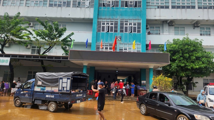 Nước rút, Bộ đội dọn dẹp bùn rác ở bệnh viện