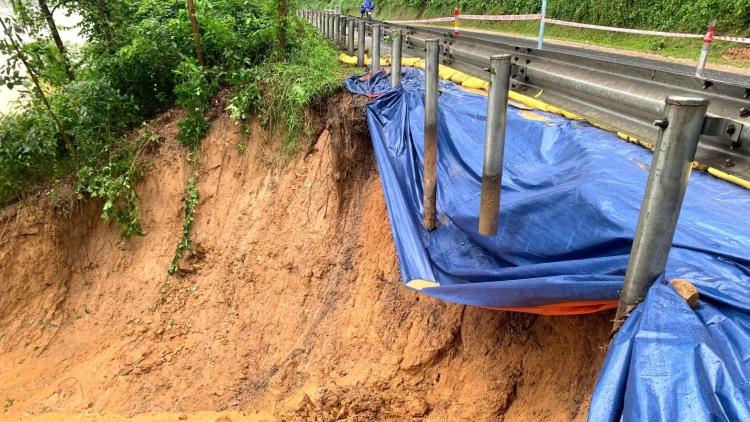 Huế: Sạt lở taluy âm trên Quốc lộ 49 gây mất an toàn giao thông