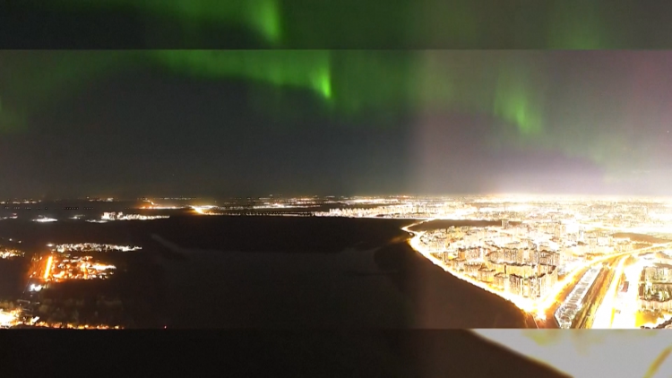 Cực quang rực sáng trên bầu trời St. Petersburg