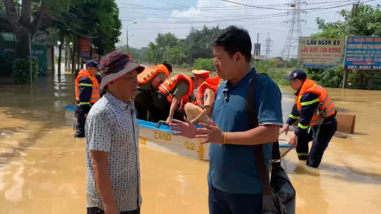Người dân ngoại thành Hà Nội oằn mình trong lũ lịch sử