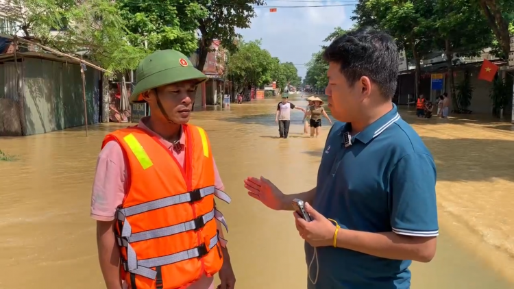 Hà Nội: 16.000 dân xã Trung Giã bị cô lập, nước vẫn vượt báo động 3