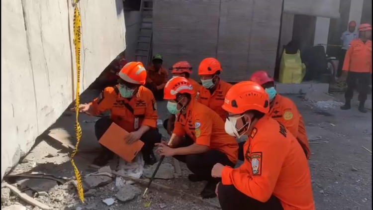 Sập trường học Indonesia: Cạn dần hi vọng về phép màu với 59 học sinh bị mắc kẹt