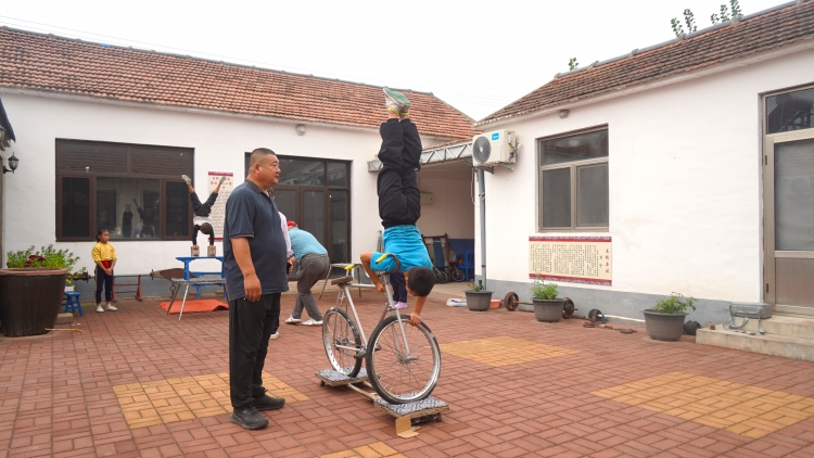 Gánh xiếc gia đình ở Ngô Kiều, Trung Quốc