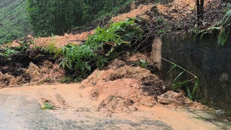 Đà Nẵng: Mưa lũ làm 6 người chết, 10 xã bị cô lập