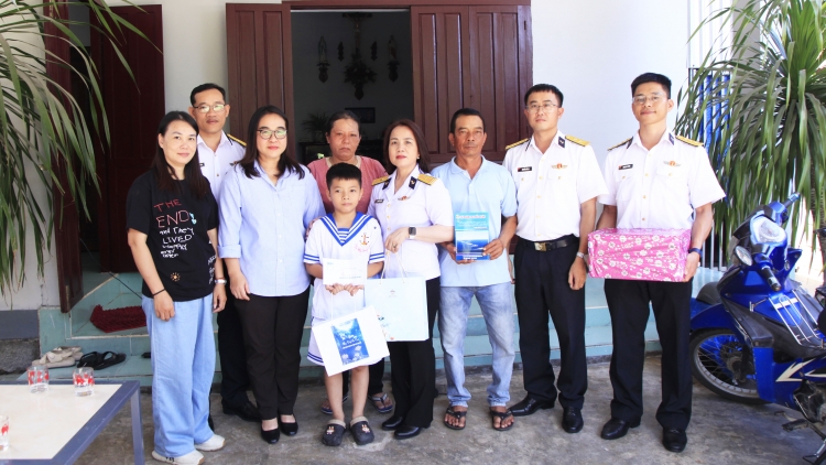 Vùng 4 Hải quân mang Tết Trung thu đến con ngư dân được nhận đỡ đầu.