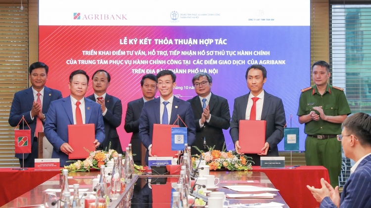 Đến ngân hàng, làm thủ tục hành chính – chuyện tưởng lạ mà thật tại Hà Nội