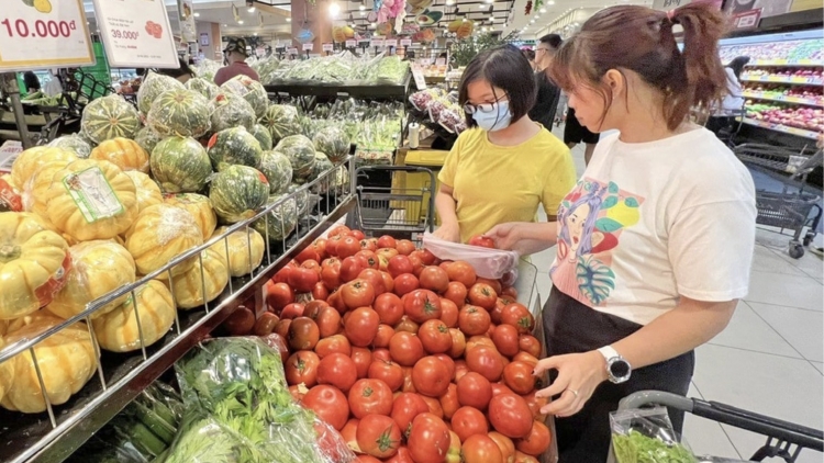 Bảo đảm nguồn cung hàng hóa thiết yếu, bình ổn thị trường mùa mưa bão