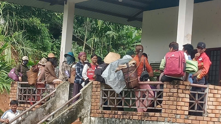 Quảng Ngãi trước bão số 12: Di dời dân vùng núi nứt