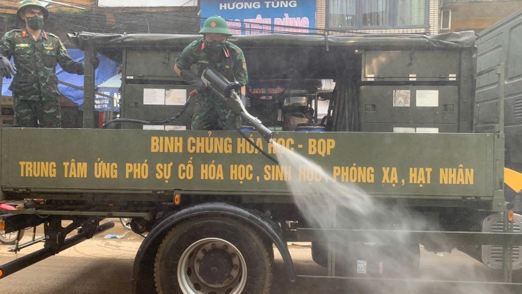Quân đội dùng xe đặc chủng phun khử khuẩn, ngăn dịch bùng phát tại Thái Nguyên