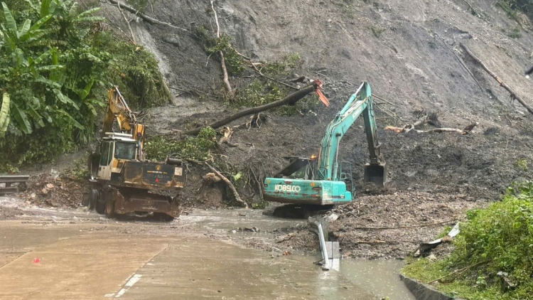 Cứu trợ 37 phương tiện, 50 tài xế và phụ xe bị cô lập giữa hai điểm sạt lở đèo Lò Xo