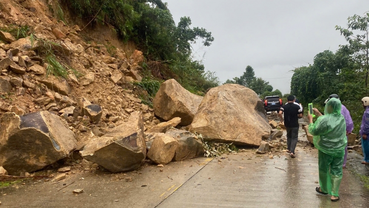 Lực lượng Quân sự tỉnh Quảng Ngãi vượt lũ tiếp tế người dân bị cô lập