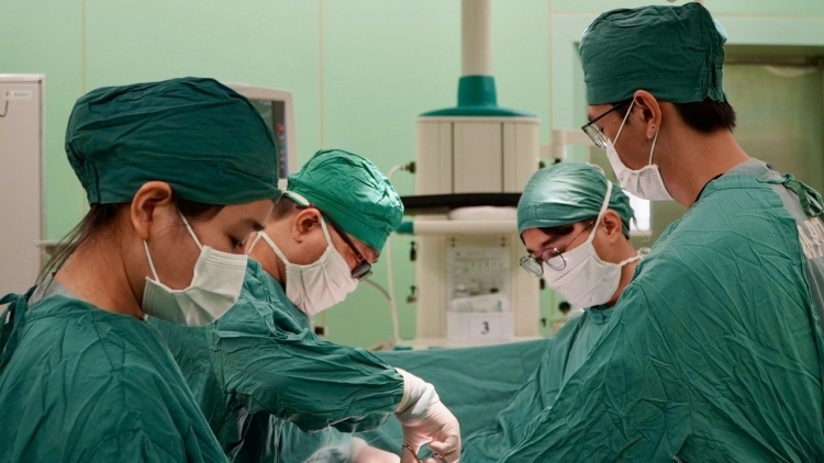 Cứu sống bệnh nhân hoại tử gần 5 mét ruột non do tắc mạch hiếm gặp