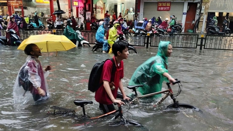 Thời sự 6h 4/10/2025: Các trường học ở Hà Nội linh hoạt hình thức dạy học ứng phó với bão số 11